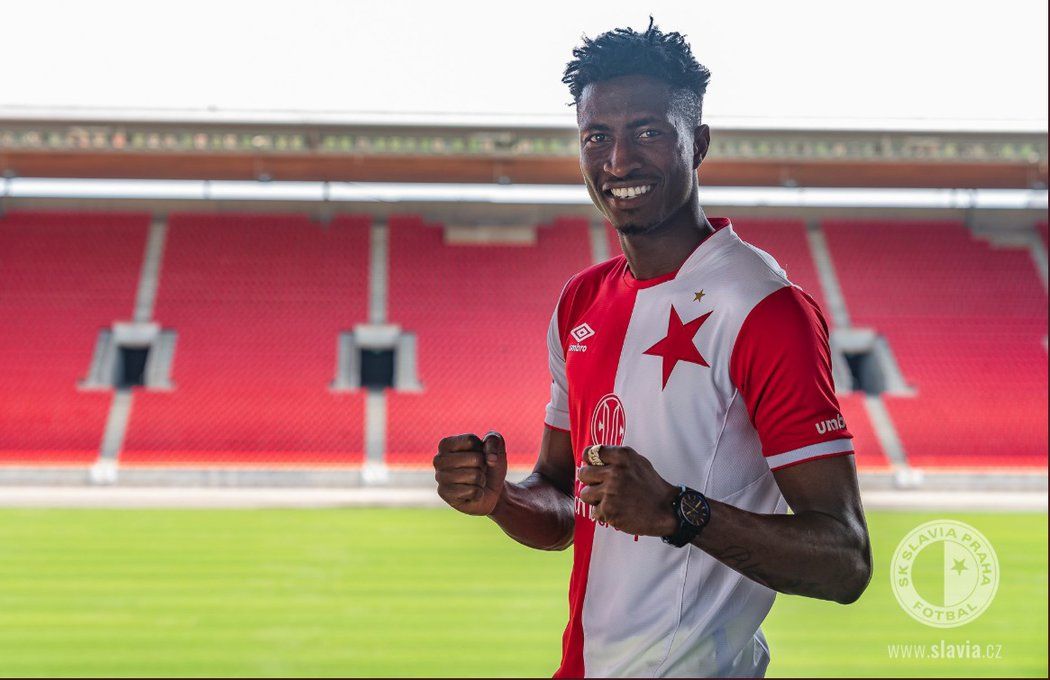 Nigerijský útočník Peter Olayinka přestoupil do Slavie