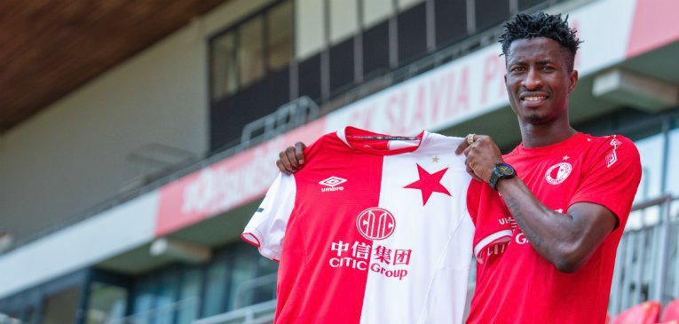 Fotbalová Slavia získala nigerijského útočníka Petera Olayinku z Gentu