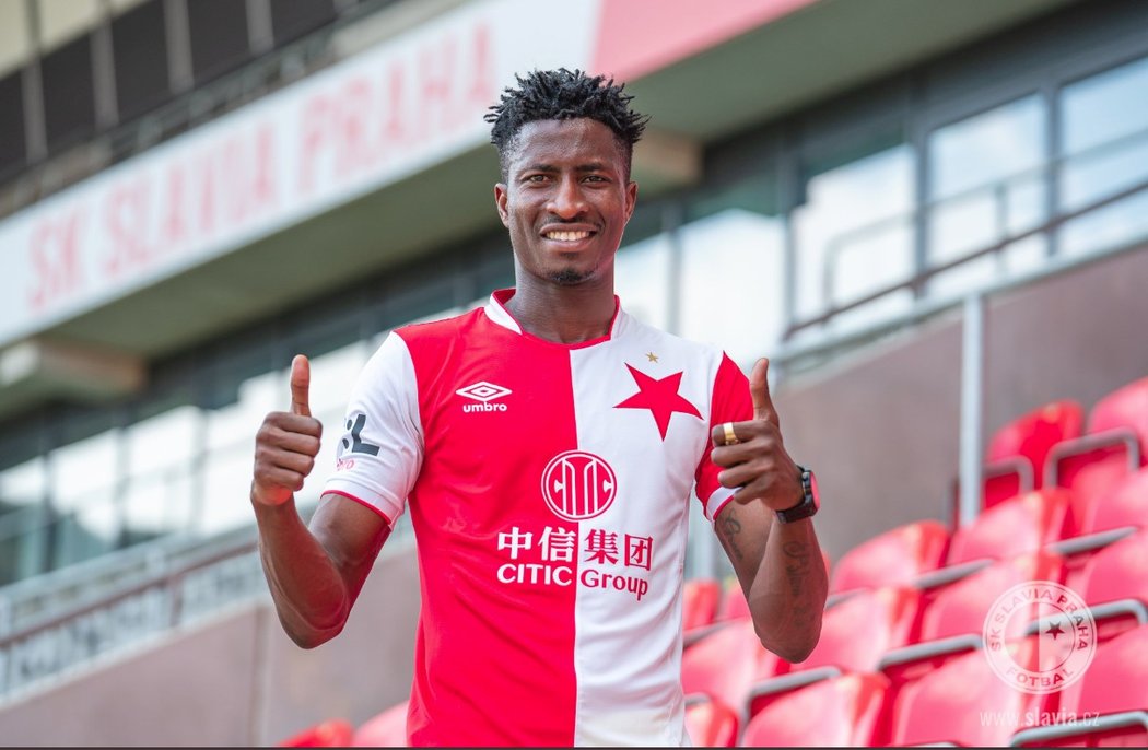 Nigerijský útočník Peter Olayinka přestoupil do Slavie