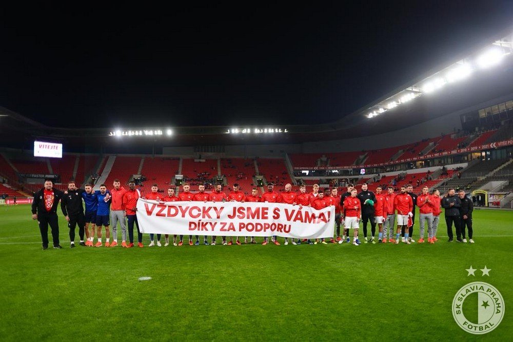 Fotbalisté Slavie se před utkáním proti Olomouci omluvili fanouškům za to, že po předchozím utkání nepřišli všichni poděkovat za podporu