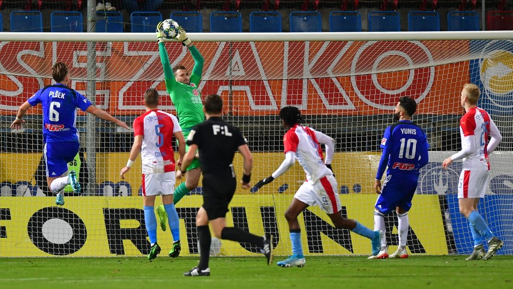 Situace před brankou Slavie, kterou vyřešil gólman Ondřej Kolář