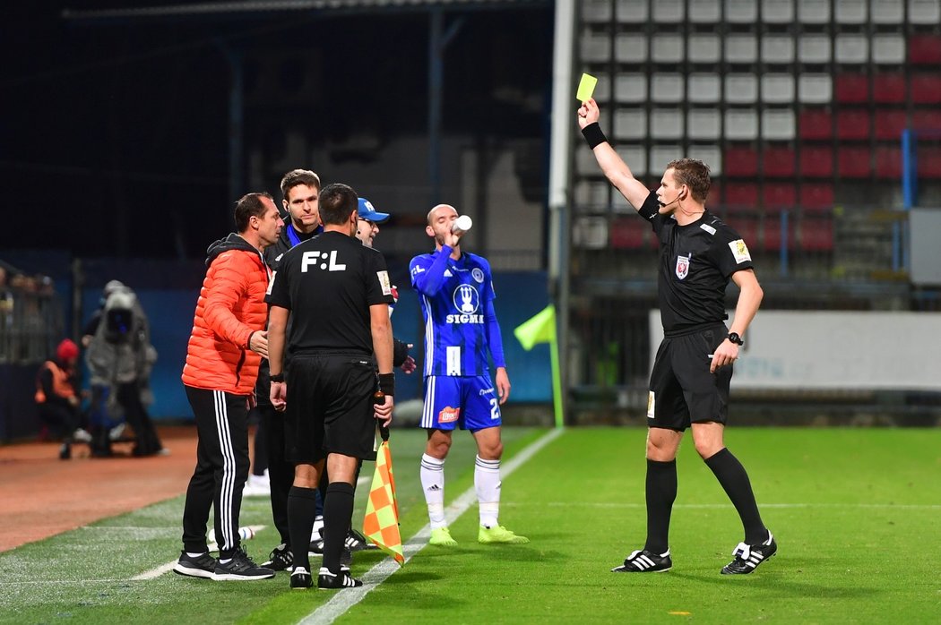 Hlavní rozhodčí Pavel Rejžek dává žlutou kartu jednomu z olomouckých náhradníků