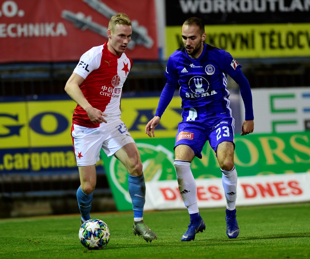 Petr Ševčík se snaží uniknout Tomáši Zahradníčkovi v zápase Slavie v Olomouci