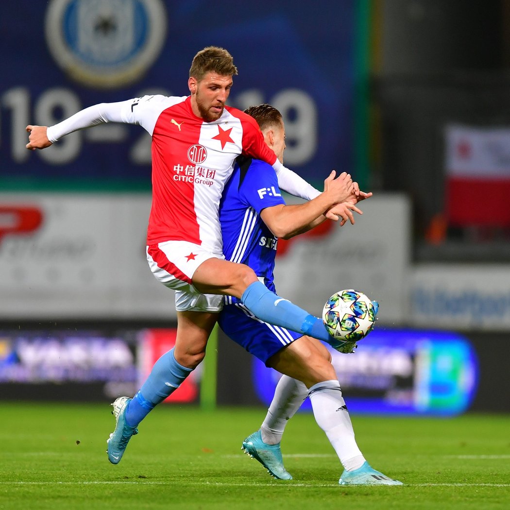 Záložník Slavie Laco Takács se probijí přes protihráče v utkání s Olomoucí