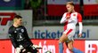 Slávistický útočník Mick van Buren se snaží zakončit přes gólmana Sigmy Olomouc Aleše Mandouse