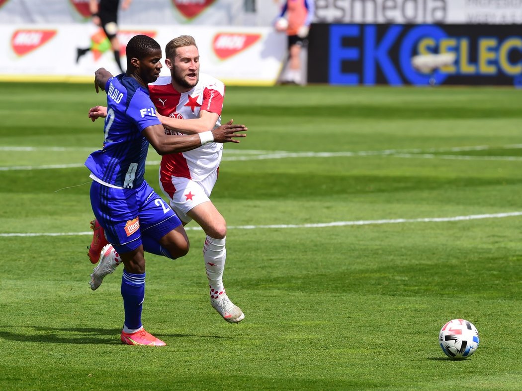 Florent Poulolo z Olomouce v souboji se slávistou Janem Kuchtou