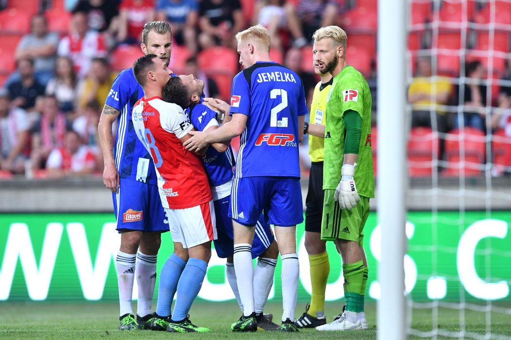 Obránce Jan Bořil ze Slavia v potyčce s olomouckým záložníkem Lukášem Greššákem