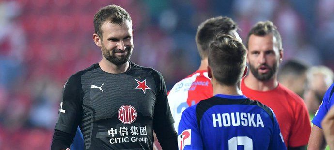 Gólman Slavie Ondřej Kolář utěšuje olomouckého záložníka Davida Housku poté, co v utkání nedal penaltu