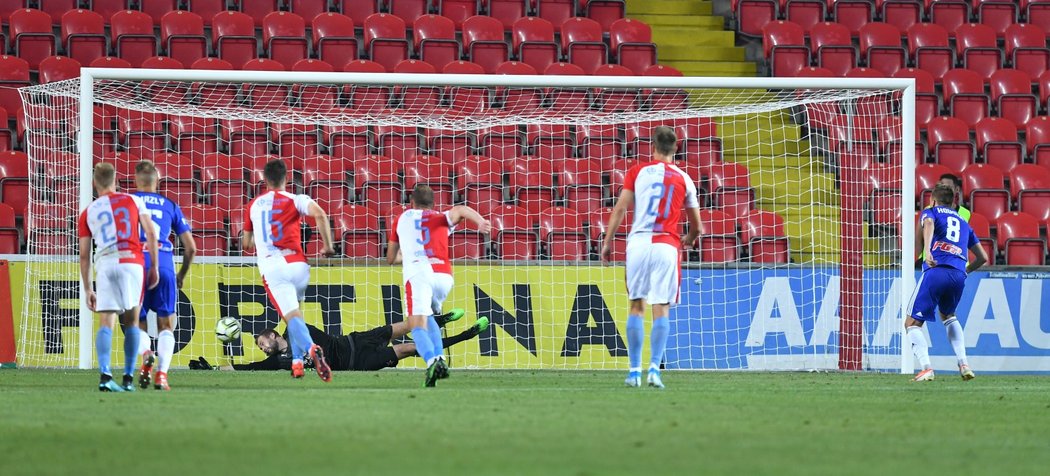 Neproměněný pokutový kop z kopačky olomouckého Davida Housky v utkání se Slavií