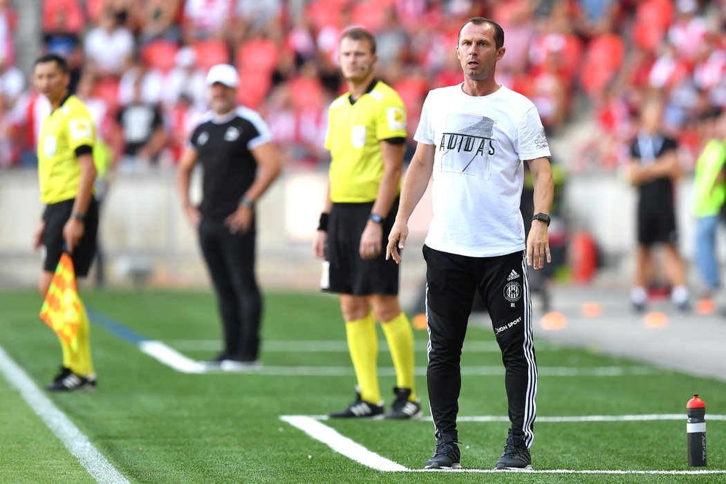 Olomoucký trenér Radoslav Látal při utkání na Slavii