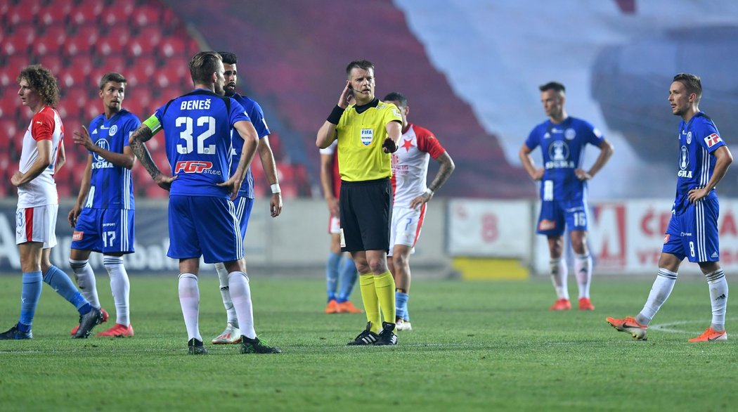 Hlavní rozhodčí Zbyněk Proske komunikuje s videem během utkání Slavie s Olomoucí