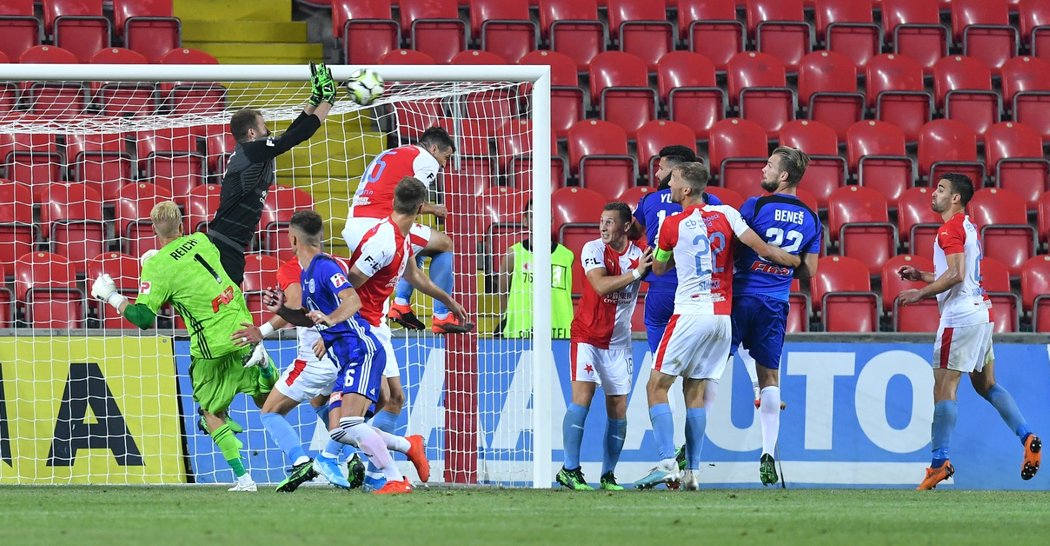 Závar před brankou Slavie v závěru utkání s Olomoucí