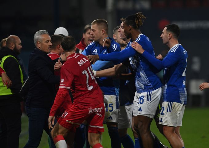 SESTŘIHY: Plzeň - Slavia 3:5, ztráta Sparty. Rvačka v Olomouci, ŠEST gólů Liberce SESTŘIHY: Plzeň - Slavia 3:5, ztráta Sparty. Rvačka v Olomouci, ŠEST gólů Liberce