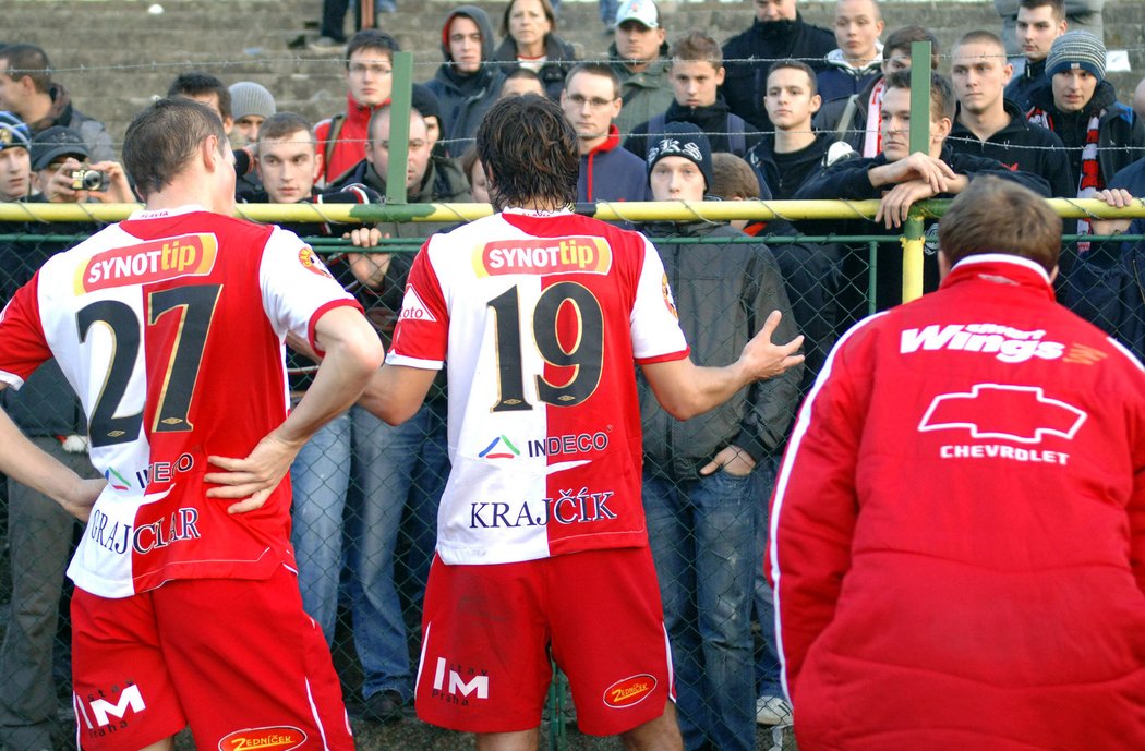 Peter Grajciar (vlevo) a Matěj Krajčík (uprostřed) diskutují s fanoušky po prohraném zápase v Karviné