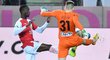 Souboj slávistického záložníka Abdallaha Simy s opavským gólmanem Digaňou, po němž domácí hráč dostal červenou kartu