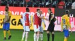 Slávističtí fotbalisté diskutují s rozhodčím během zápasu s Opavou