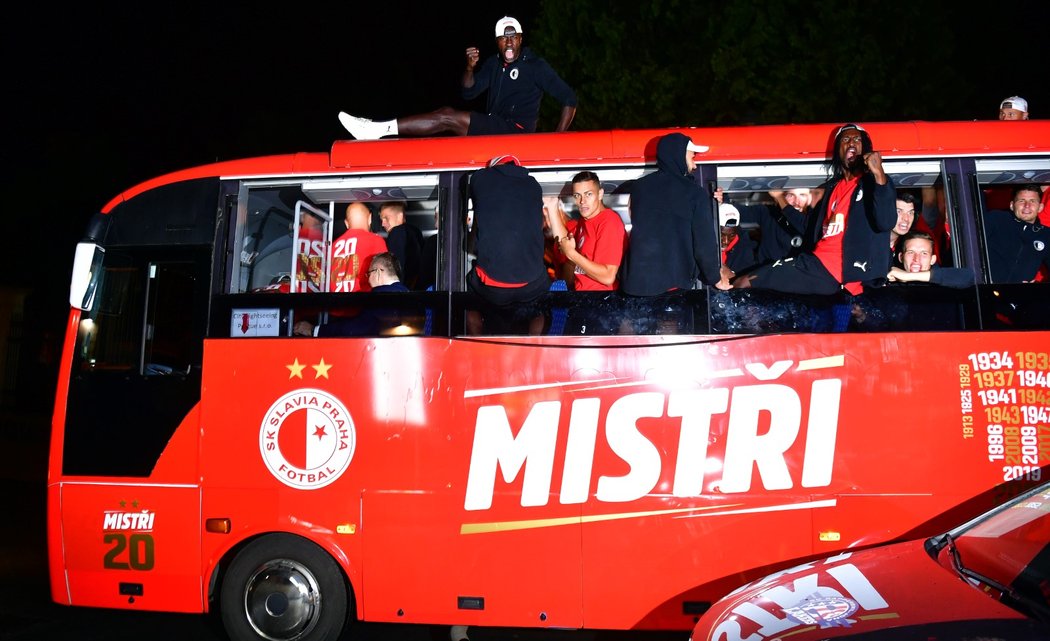 Stejně jako v titulech v minulých sezonách, tak i letos chystá Slavia triumfální jízdu autobusem ulicemi Prahy