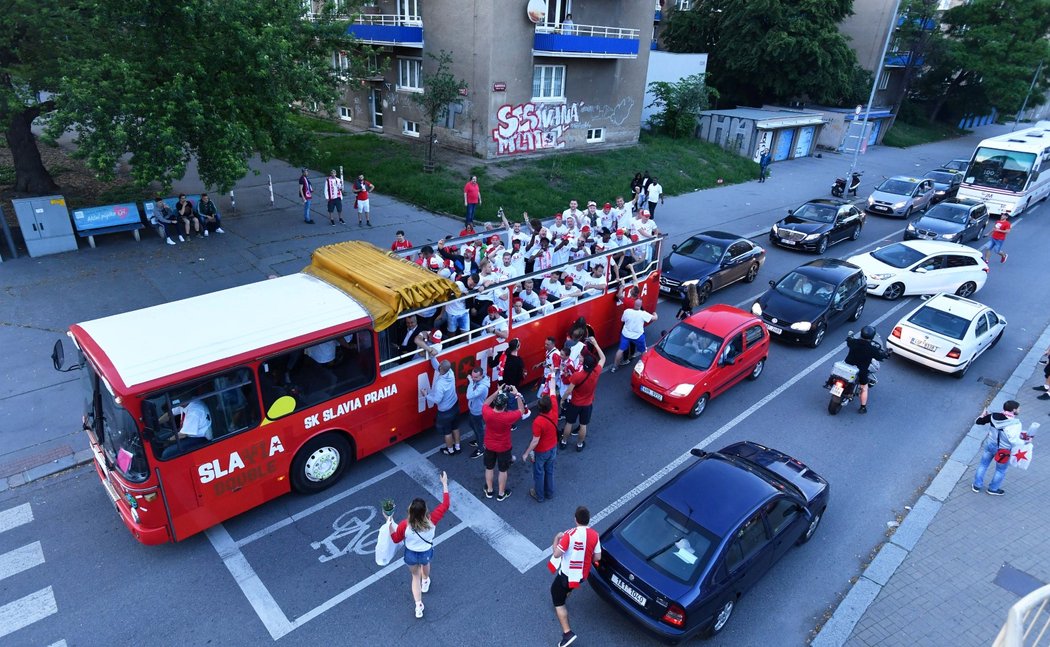 Stejně jako po titulech v minulých sezonách, tak i letos chystá Slavia triumfální jízdu autobusem ulicemi Prahy