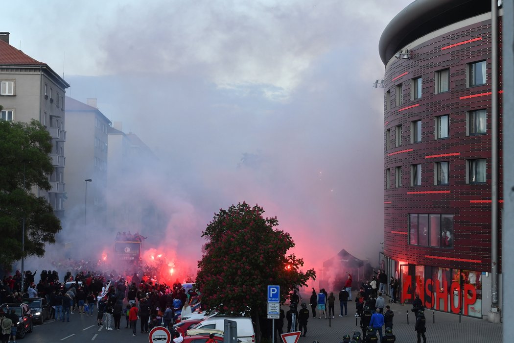 Pyrotechniku tentokrát fanouškům nikdonezakazoval