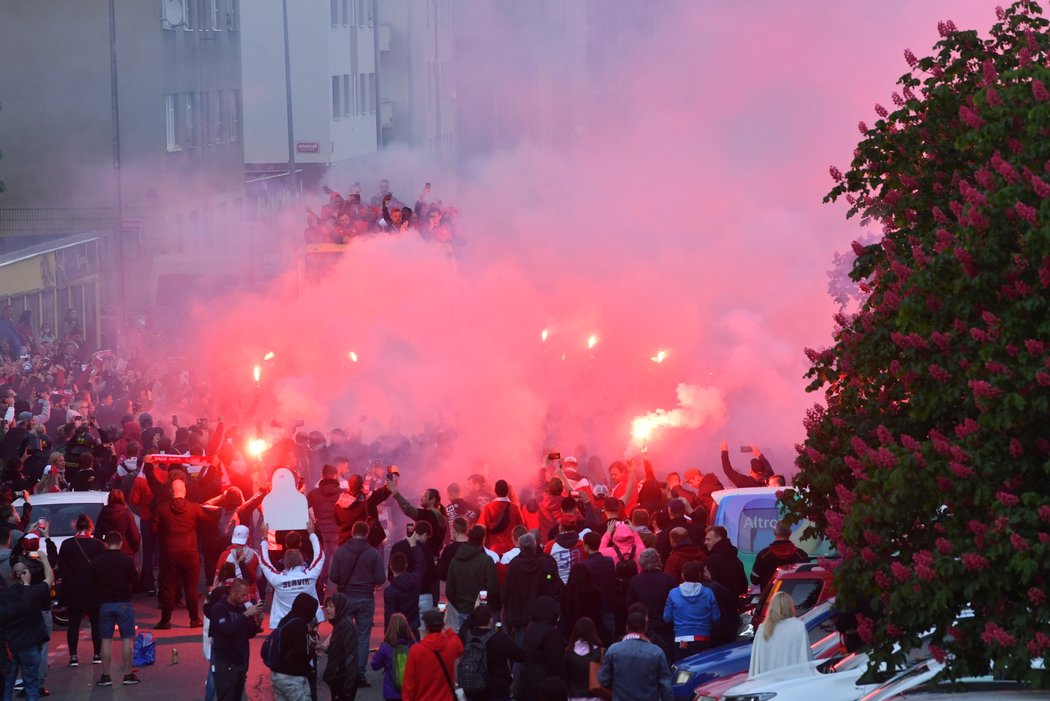 Pyrotechniku tentokrát fanouškům nikdonezakazoval