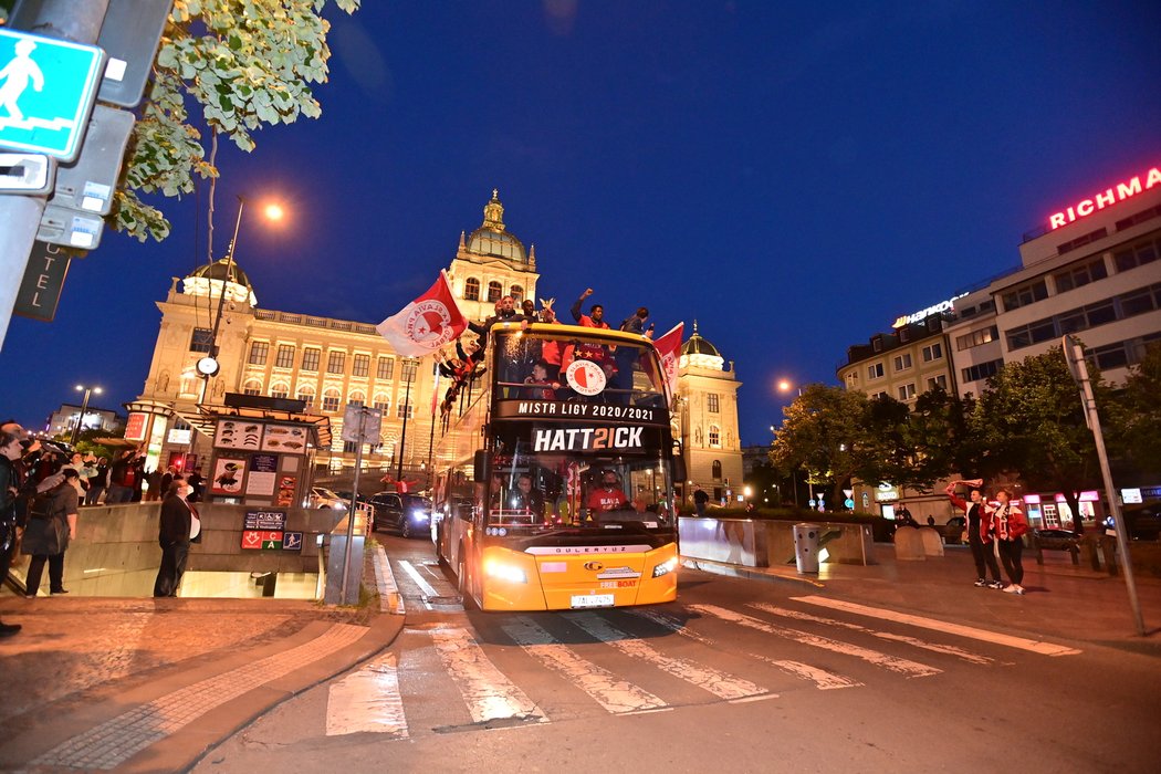 Triumfální jízda Prahou i se zastávkou na Václavském náměstí