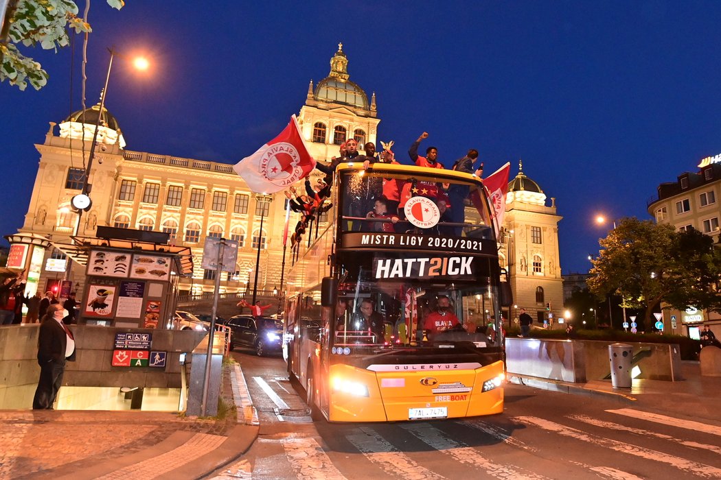 Na Václavském náměstí na mistry čekaly desítky fanoušků