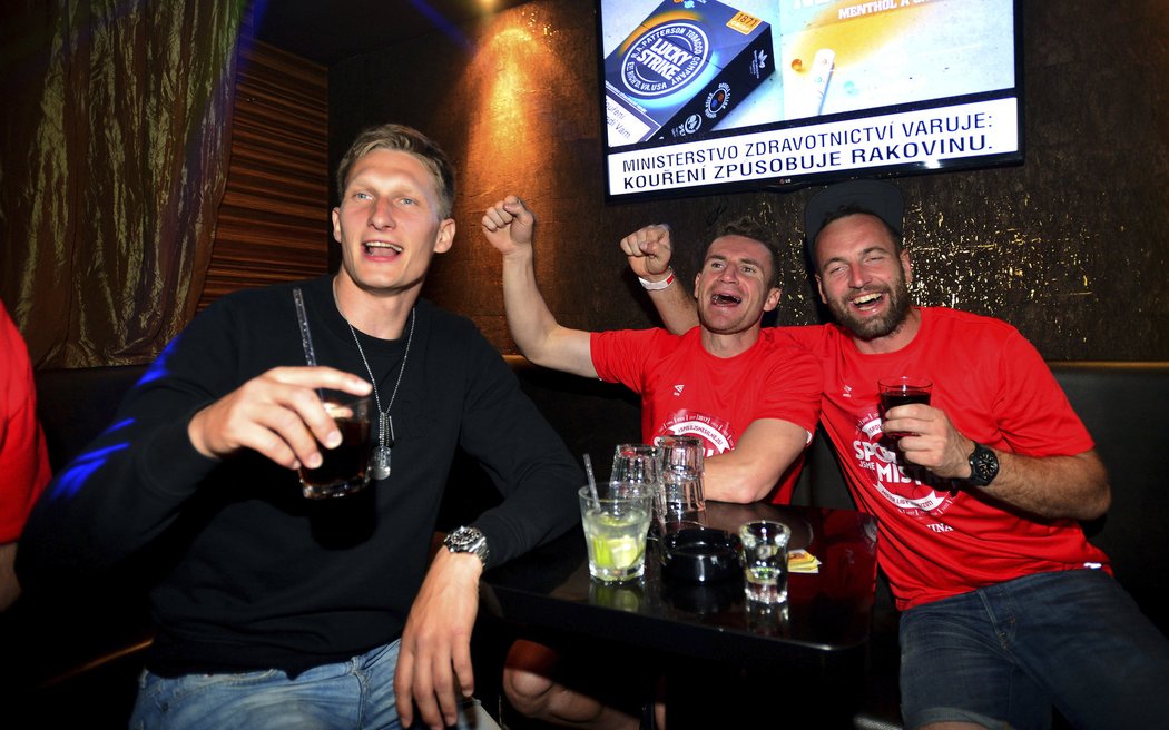 Míchané drinky a bujaré oslavy v podání tria Škoda-Mešanovič-Kovář