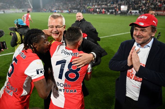 Problém Slavie v přestupové politice? Moc lidí, moc názorů. Nejpevnější most je ten nejkratší Problém Slavie v přestupové politice? Moc lidí, moc názorů. Nejpevnější most je ten nejkratší