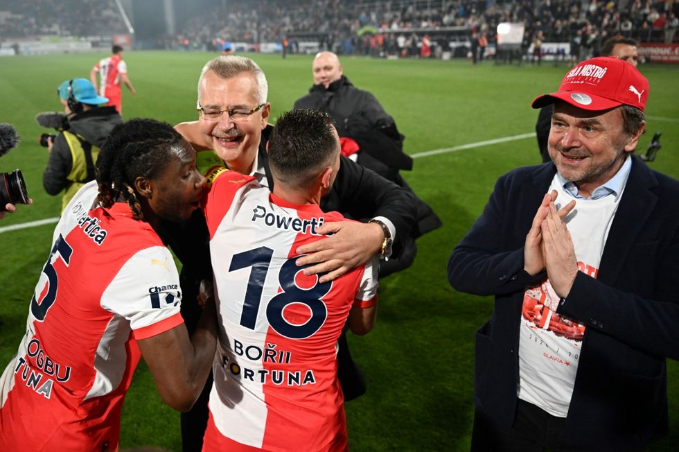 Problém Slavie v přestupové politice? Moc lidí, moc názorů. Nejpevnější most je ten nejkratší Problém Slavie v přestupové politice? Moc lidí, moc názorů. Nejpevnější most je ten nejkratší