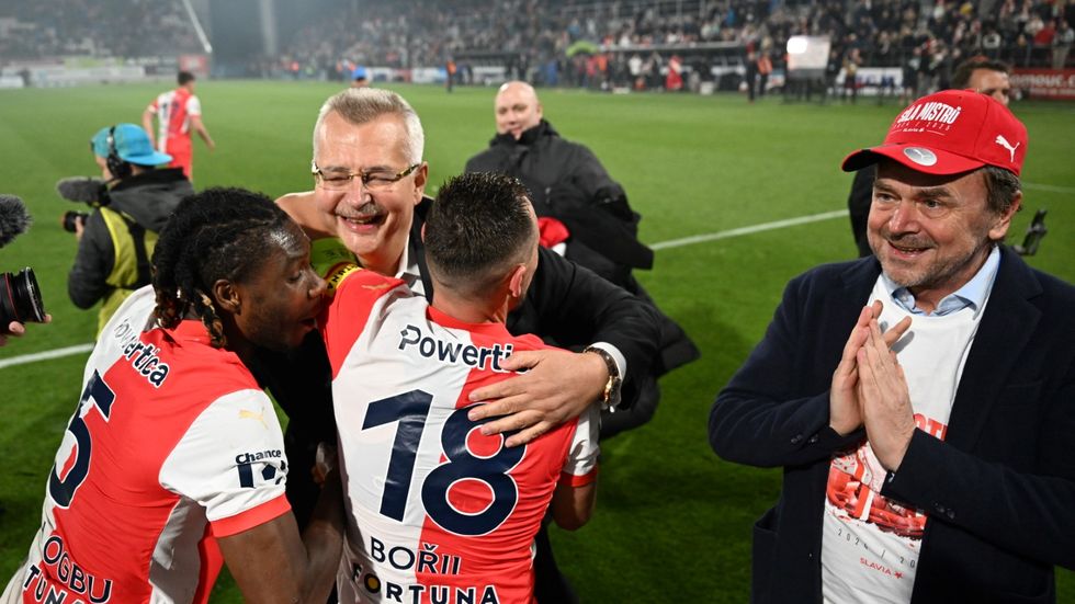 Jaroslav Tvrdík a Pavel Tykač slaví titul s hráči na trávníku