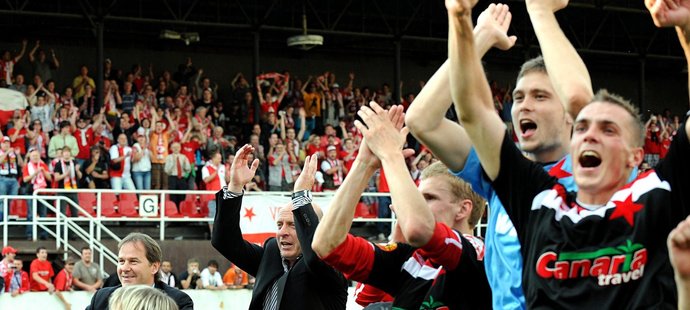 Je konec. Slavia slaví titul.