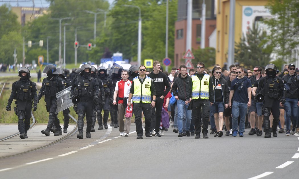 Fanoušci Slavie přicházejí v doprovodu policie na stadion v Ostravě