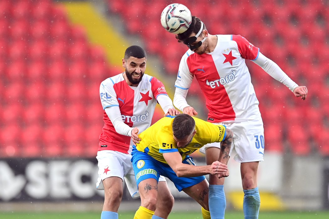 Slavia vyzkoušela v minulém ročníku spoustu stoperských dvojic, letos by měl Ousou hrát převážně se Santosem