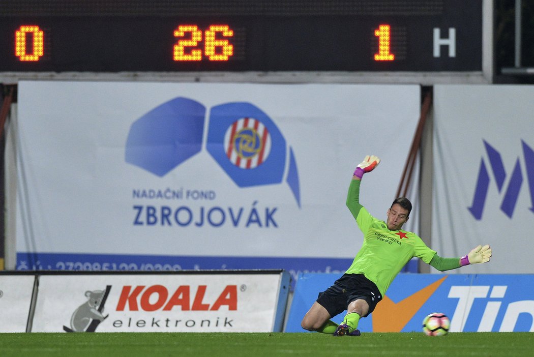 Brankář Slavie Jiří Pavlenka v akci