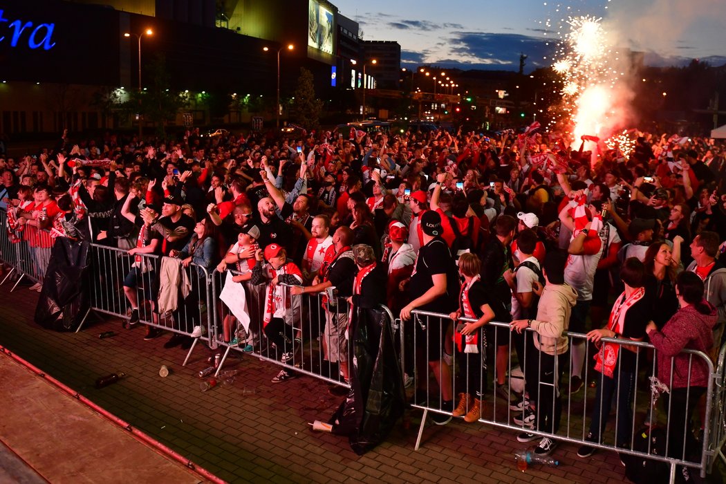 Mistři! Se závěrečným hvizdem vypukla euforie na stadionu i před ním