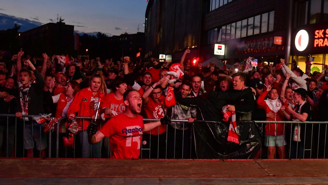 Mistři! Se závěrečným hvizdem vypukla euforie na stadionu i před ním