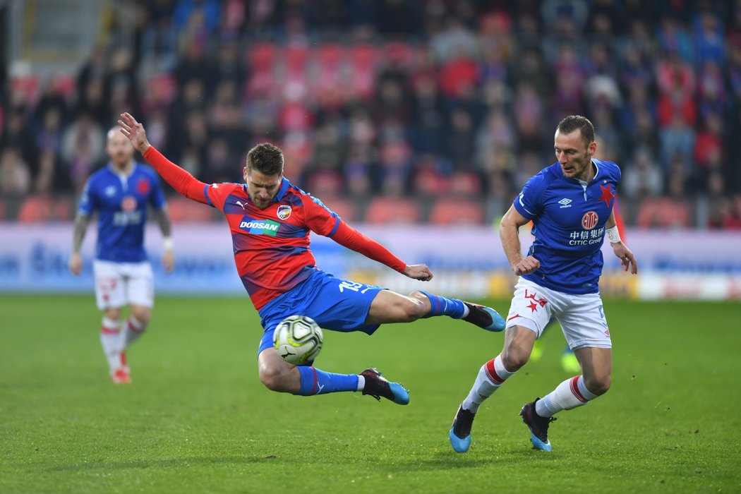 Plzeňský Jan Kovařík odehrál míč před Vladimírem Coufalem ze Slavie