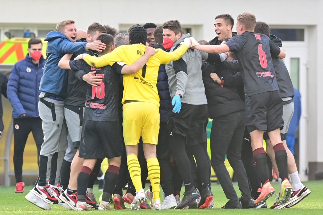 Fotbalisté Slavie zvítězili ve finále Mol Cupu nad Plzní 1:0 a po mistrovském titulu triumfovali i v domácím poháru
