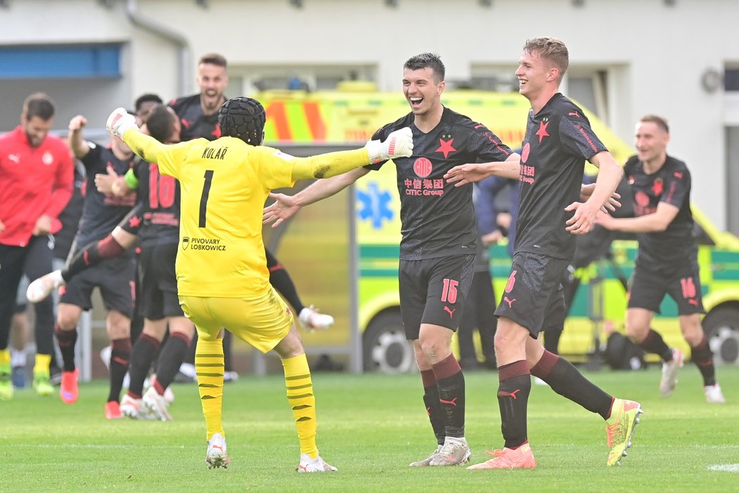 Fotbalisté Slavie zvítězili ve finále Mol Cupu nad Plzní 1:0 a po mistrovském titulu triumfovali i v domácím poháru