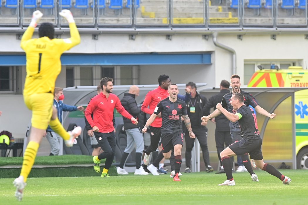 Fotbalisté Slavie zvítězili ve finále Mol Cupu nad Plzní 1:0 a po mistrovském titulu triumfovali i v domácím poháru