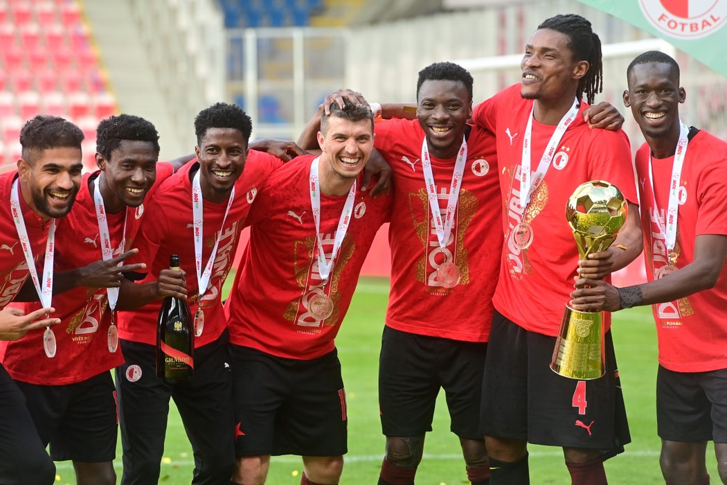 Slávisté Júsuf Hilál, Oscar Dorley, Peter Olayinka, Ondřej Kúdela, Ibrahim Traoré, Simon Deli a Abdallah Sima po triumfu v Mol Cupu