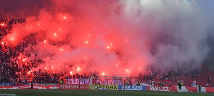 Pyrotechnická vložka během zápasu Slavia - Plzeň