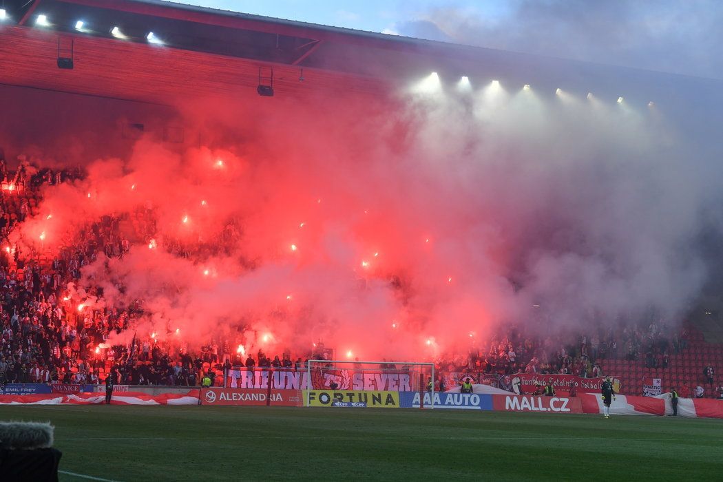 Fanoušci Slavie doplnili choreografii i pyrotechnickou vložkou