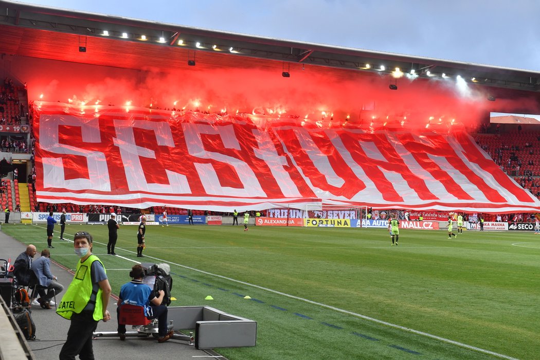 Fanoušci Slavie doplnili choreografii i pyrotechnickou vložkou