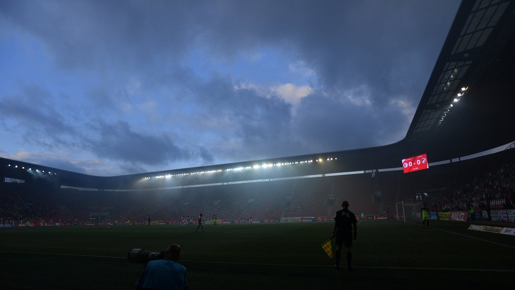 Fanoušci Slavie doplnili choreografii i pyrotechnickou vložkou