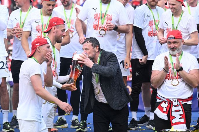 Pavel Tykač se napil piva po zisku titulu Pavel Tykač se napil piva po zisku titulu