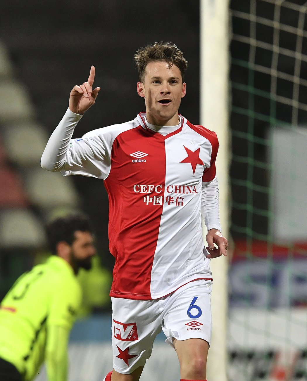 Jan Sýkora se raduje z první soutěžní branky v dresu Slavie