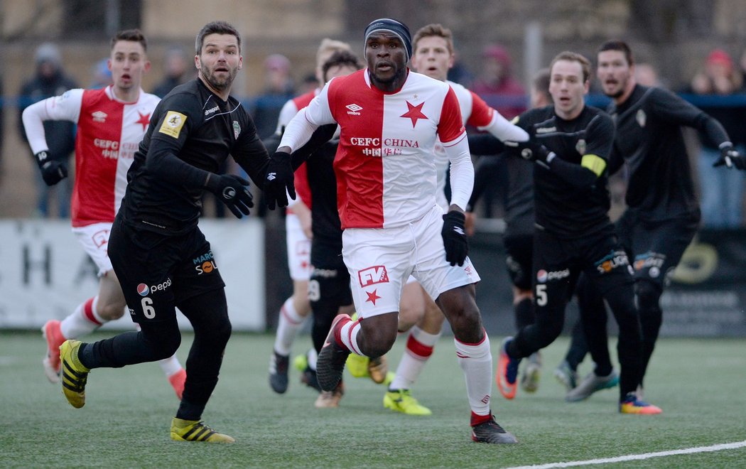 Michael Ngadeu v souboji s hráči Viktorie Žižkov