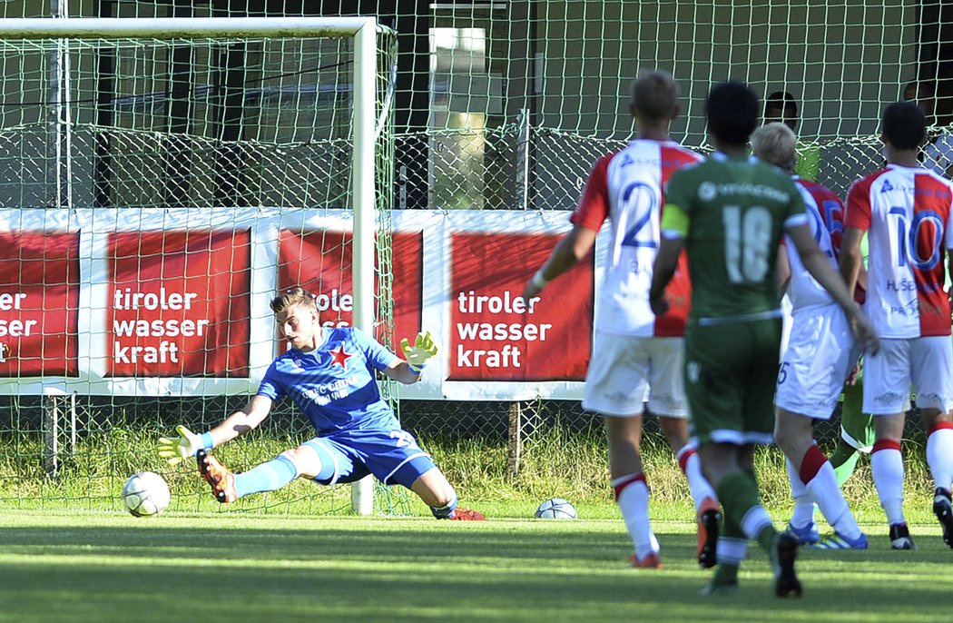 Gólman Řehák právě pouští balon za svá záda a Slavia prohrává 0:2