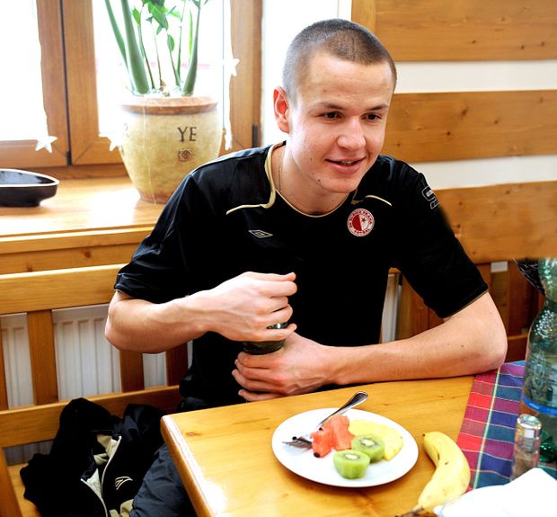 Adam Hloušek si na Švýcarské boudě dává svačinku Adam Hloušek si na Švýcarské boudě dává svačinku